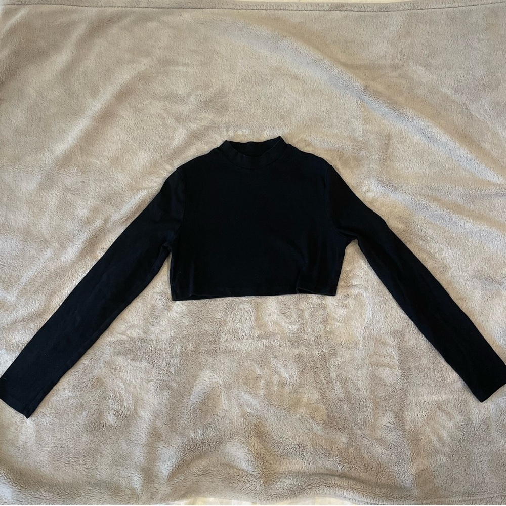 Cropped Mock-Neck Black Long Sleeve